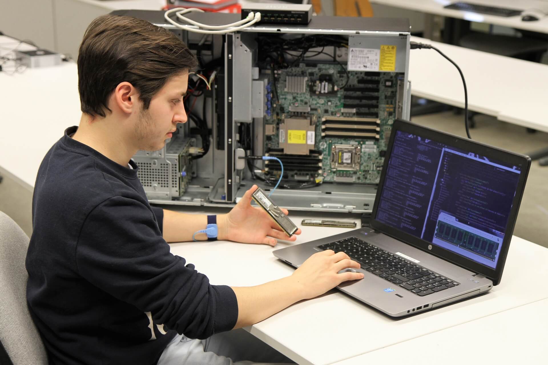 Компьютерный мастер. Ремонт пк. Сборка компьютера. Компьютерный мастер. Техобслуживание компьютера.